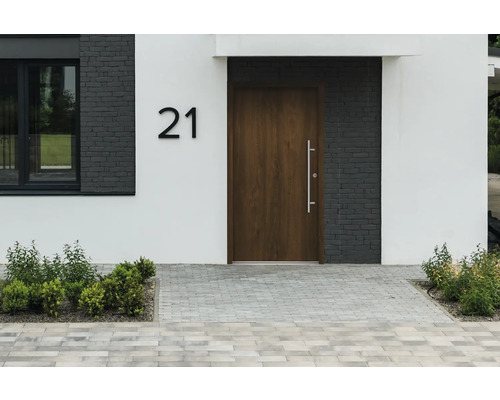 Außenansicht eines Hauses mit Haustür und Hausnummer 21