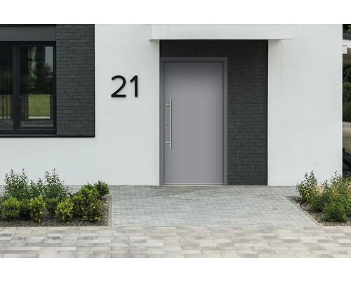 Hausfassade mit Haustür und Hausnummer