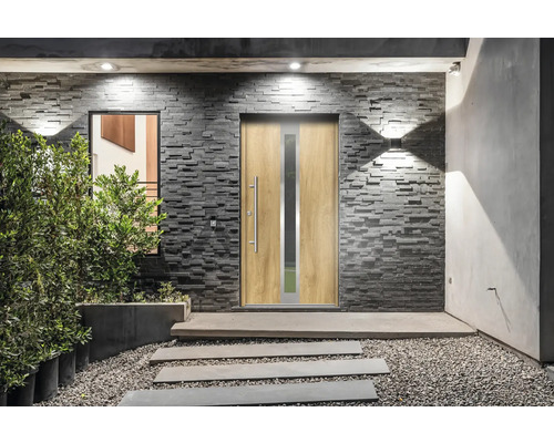 Eingangsbereich mit Haustür, Mauerwerk und Steinplattenweg