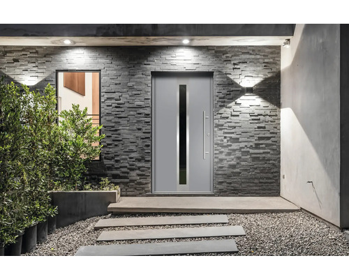 Moderne Hausfassade mit Eingangstür, Fenster und Steinmauer