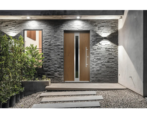 Hausfassade mit Haustür, Fenster und Steinmauer