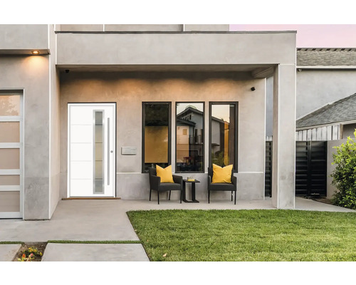 Hausfassade mit Haustür, Fenstern und Sitzgelegenheit