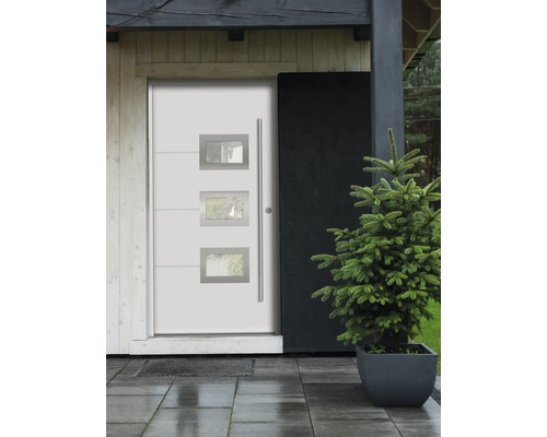 Weiße Haustür mit drei Fenstern und Edelstahlgriff