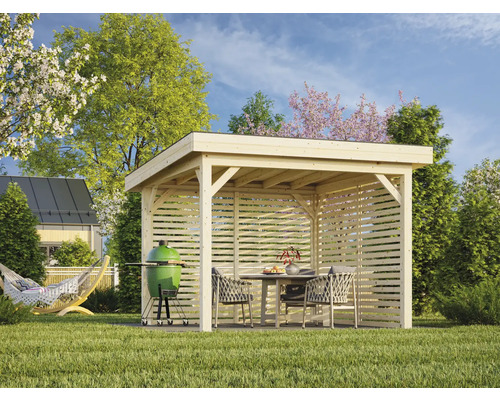 Holzpavillon mit Grillplatz, Gartentisch und Stühlen im Garten
