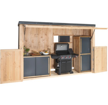 Grillküche aus Holz mit Gasgrill, Arbeitsfläche und Stauraum.