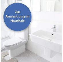 Helles Badezimmer mit Toilette und Waschbecken für die Anwendung im Haushalt