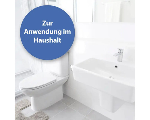 Helles Badezimmer mit Toilette und Waschbecken für die Anwendung im Haushalt