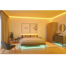 Schlafzimmer mit Bett, Schrank, Kommode und indirekter Beleuchtung