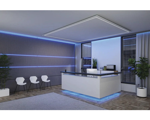 Empfangsbereich mit Rezeptionstisch, Stühlen und Beleuchtung