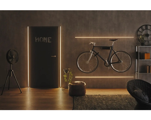 Wohnraum mit Tür, Fahrrad an der Wand und Beleuchtung