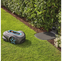 Gardena Mähroboter mit Ladestation auf Rasenfläche