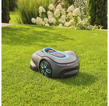 Gardena Mähroboter auf Rasen im Garten