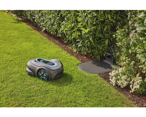 Rasenmähroboter mit Ladestation auf Rasenfläche