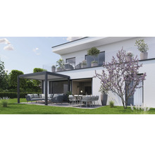 Modernes Haus mit Terrasse, Pergola, Sitzgruppe und Esstisch im Garten.