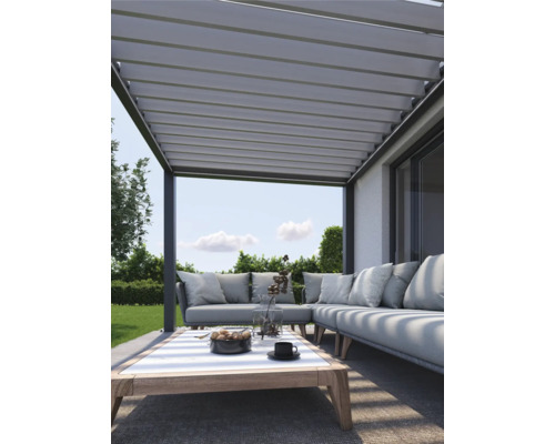 Terrasse mit Pergola, Sitzgruppe und Tisch