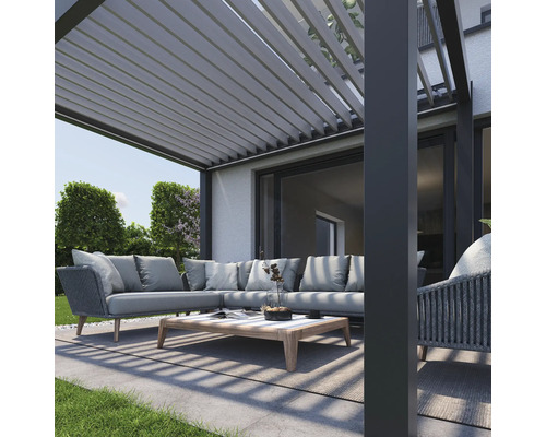 Überdachte Terrasse mit Loungemöbeln und Lamellendach für den Außenbereich.