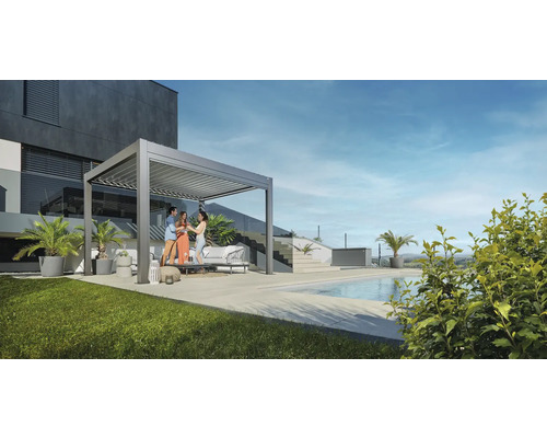 Pergola Biohort 4x3 inkl. beweglichen, isolierten Lamellendach für geringere Geräuschentwicklung und Wärmeabstrahlung 404,5 x 312 cm quarzgrau-metallic Terrassenszene mit Pergola, Gartenmöbeln und Pool für den Außenbereich.
