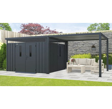 Gartenszene mit Gerätehaus und überdachter Terrasse mit Sitzgelegenheiten