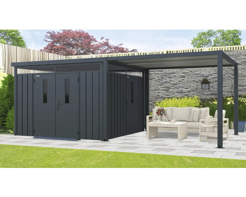 Gartenszene mit Gerätehaus und überdachter Terrasse mit Sitzgelegenheiten