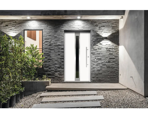 Eingangsbereich mit Haustür, Fenster und Steinmauer