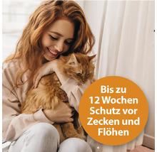 Frau umarmt Katze, Hinweis auf bis zu 12 Wochen Schutz vor Zecken und Flöhen