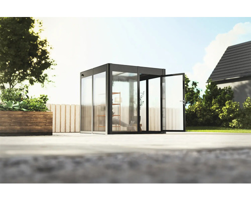 Gewächshaus SunGarden Select 2.2 Polycarbonat 10 mm 233 x 233 cm anthrazit Quadratischer Pavillon mit Glaswänden und geöffneten Türen auf einer Terrasse