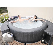 Paar entspannt im aufblasbaren Whirlpool auf der Terrasse