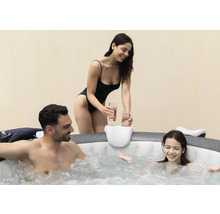 Familie entspannt in einem aufblasbaren Whirlpool mit Getränkehalter