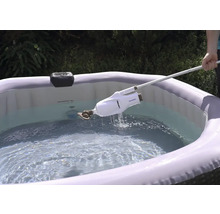 Reinigung eines aufblasbaren Whirlpools mit einem Poolsauger