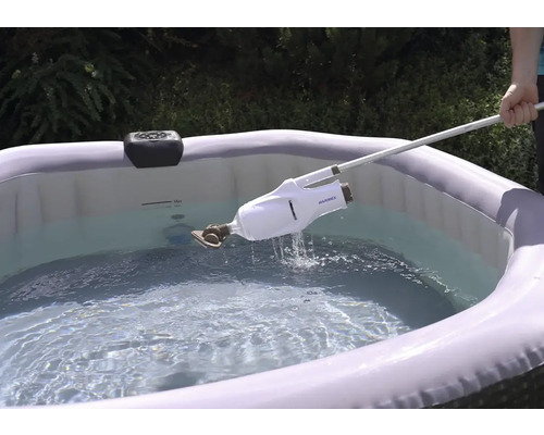 Reinigung eines aufblasbaren Whirlpools mit einem Poolsauger