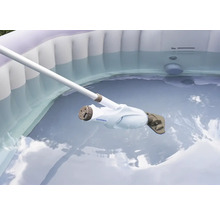 Reinigung eines aufblasbaren Whirlpools mit einem Poolsauger