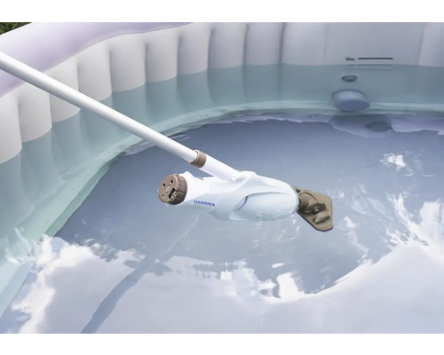 Reinigung eines aufblasbaren Whirlpools mit einem Poolsauger