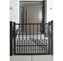 Schwarzes Gartentor vor einem Hauseingang