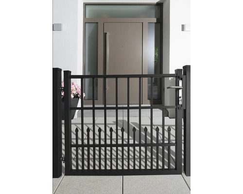 Schwarzes Gartentor vor einem Hauseingang