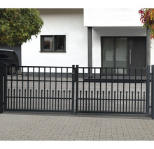 Doppeltor aus Metall vor einem Wohnhaus