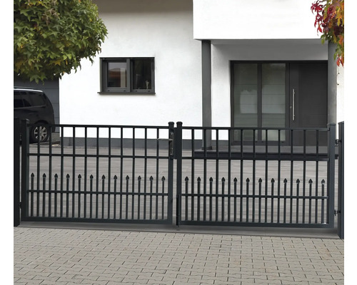 Doppeltor aus Metall vor einem Wohnhaus