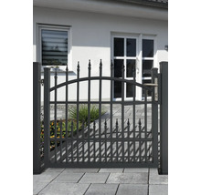 Metall Gartentor mit Zaunspitzen vor einem Wohnhaus
