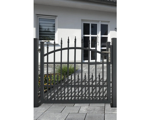 Metall Gartentor mit Zaunspitzen vor einem Wohnhaus