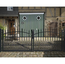 Schwarzes Gartentor aus Metall vor einem Haus