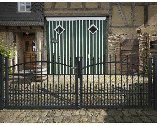 Schwarzes Gartentor aus Metall vor einem Haus