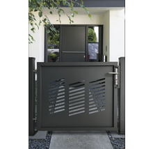 Modernes Gartentor mit horizontalen Aussparungen vor einem Haus