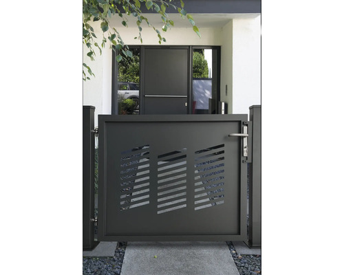 Modernes Gartentor mit horizontalen Aussparungen vor einem Haus