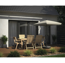 Außensitzplatz mit Holztisch, Stühlen und Sonnenschirm auf einer Terrasse.