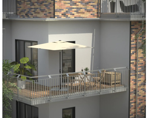 Balkon mit Sonnenschirm, Tisch und Stühlen