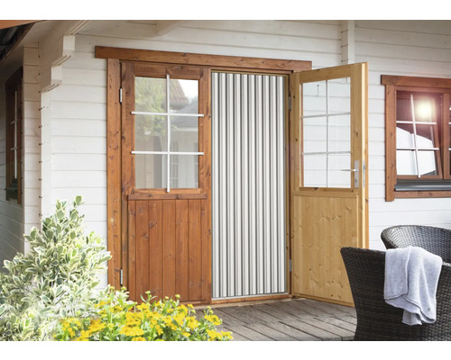 Holzhaus mit Doppeltür und Insektenschutz