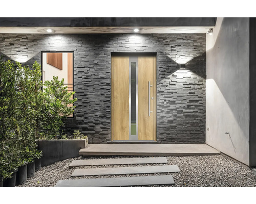 Eingangsbereich mit Haustür aus Holz, Fenster, Steinwand und Gehwegplatten
