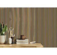 Dekorplatte mit Holzstreifen für Innenräume auf einem Tisch mit Dekoration