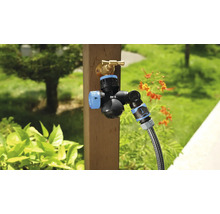 For_q Bewässerungsverteiler mit montiertem Gartenschlauch an einem Wasserhahn im Außenbereich