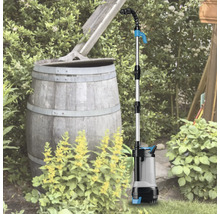 Regentonnenpumpe im Einsatz im Garten neben einer Regentonne