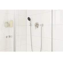 Duschkabine mit Duschkopf, Armatur und Seifenspender an der Wand
